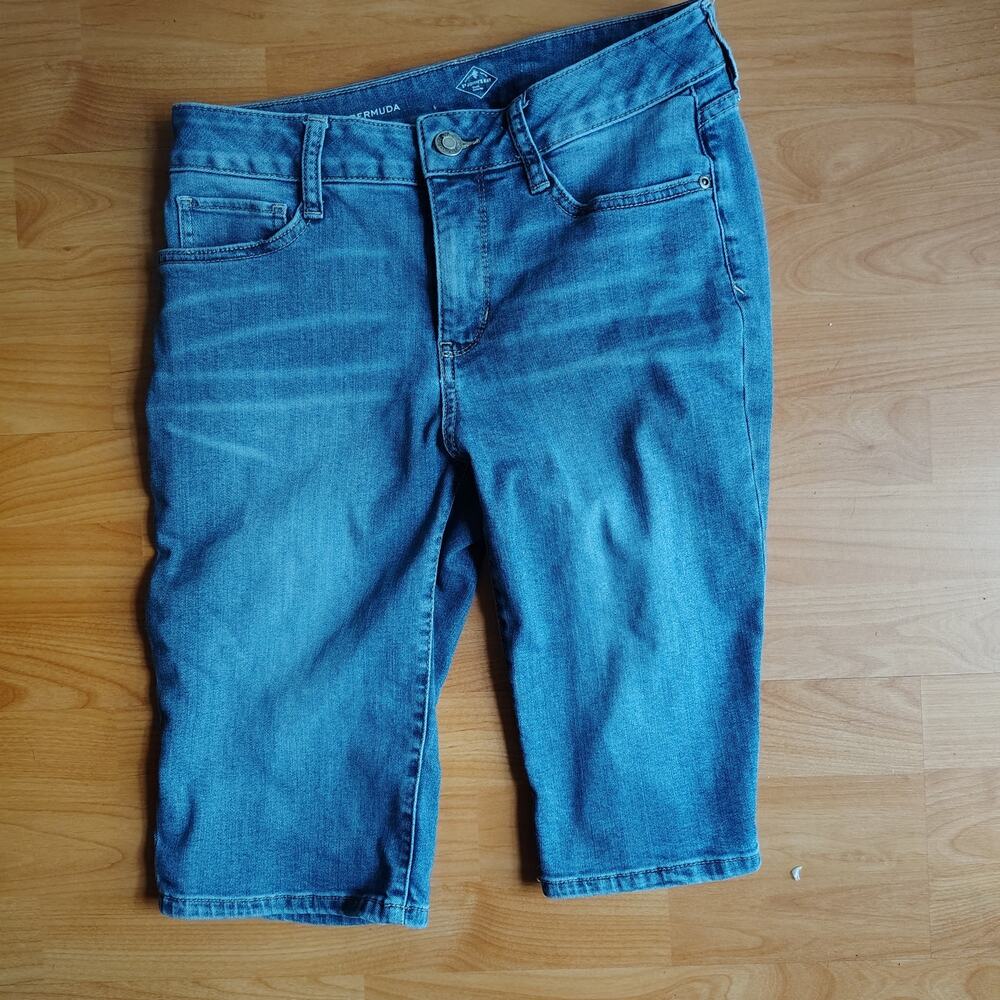 St. John’s Bay Bermuda Shorts Women’s Size 6 – Stretch Cotton Blend